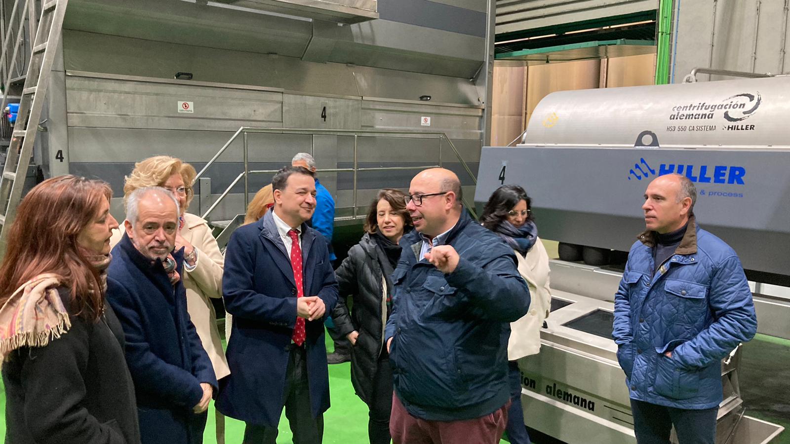 Imagen de la visita del Consejero de Agricultura, Francisco Martínez Arroyo, a la almazara de aceite de oliva Oleopepillo de Valdepeñas (Ciudad Real)