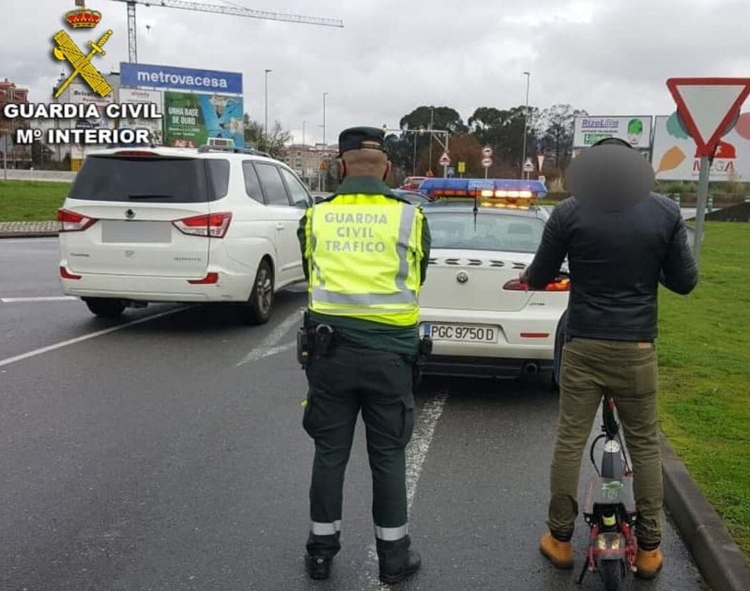 La Guardia Civil de Tráfico interceptó a un vecino de Pontevedra, de 29 años que circulaba en patinete eléctrico por la vía interurbana N-550 