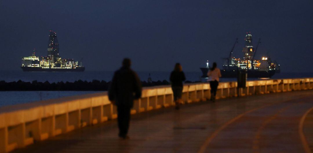  Varias personas pasean en la Avenida Marítima de Las Palmas de Gran Canaria en el primer día de la fase 0 de la desescalada. 