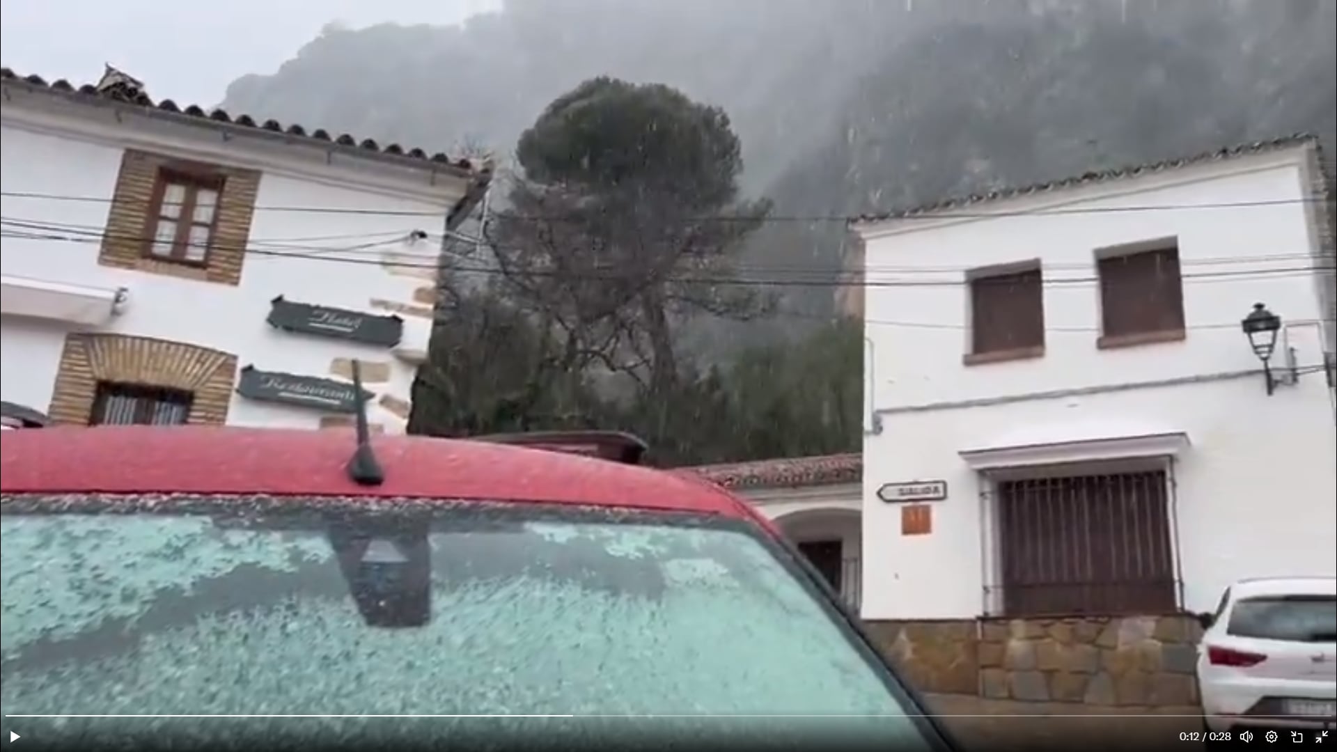 Imagen de Villaluenga del Rosario (Cádiz) durante la nevada de este Martes Santos / Alfonso Moscoso