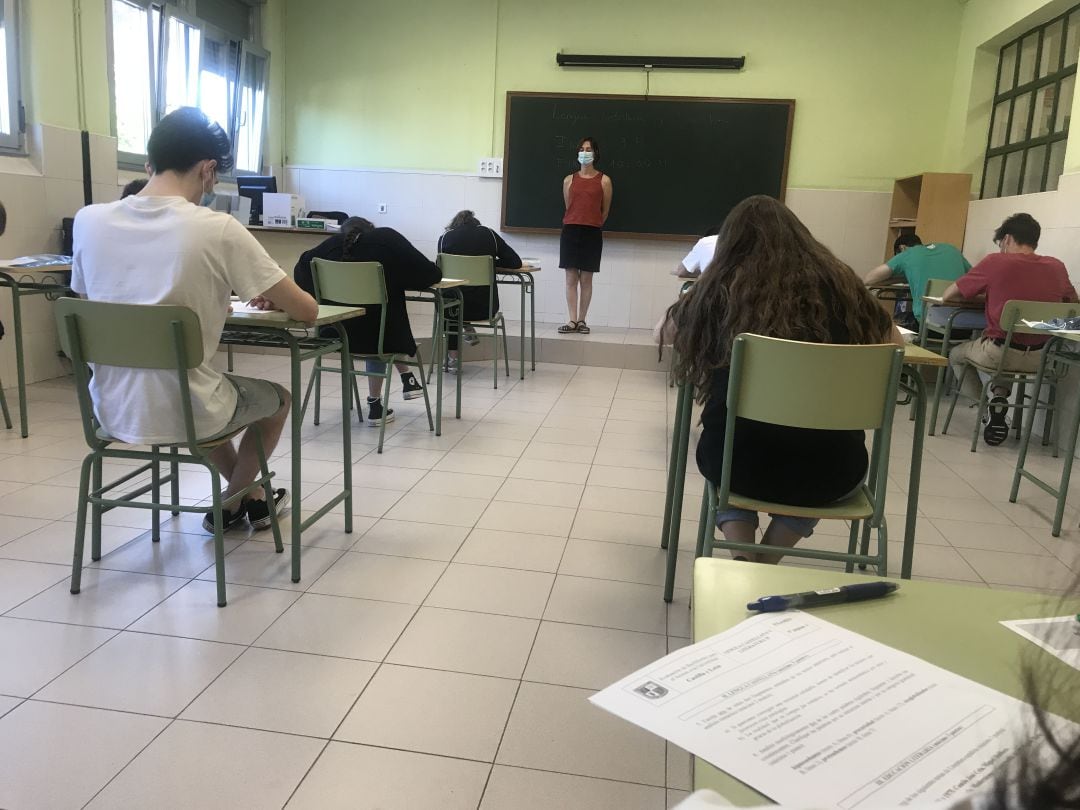 Alumnos del Instituto Virgen de la Encina de Ponferrada empiezan la jornada de exámenes de la EBAU con el control de Lengua Castellana