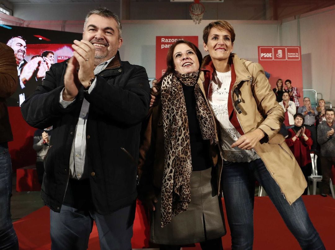 La vicesecretaria general del PSOE y portavoz del grupo socialista en el Congreso, Adriana Lastra (2i), protagoniza el acto político organizado con motivo del Día de la Rosa por el PSN