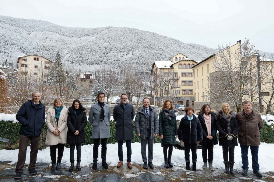 Les autoritats després de signar el conveni de cessió de l'Hotel Casamanya