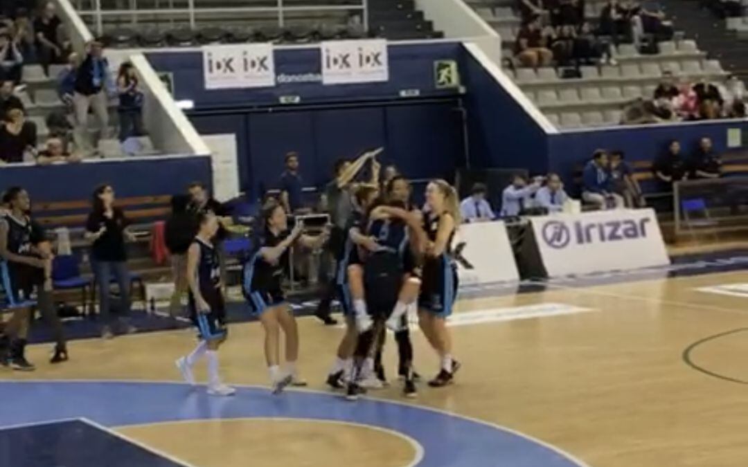 Las jugadoras del IDK celebran la canasta de Toch Sarr