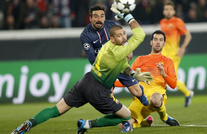 El portero, gran protagonista del encuentro, observa la trayectoria del balón lanzado por Lavezzi y que finalmente daría en el poste