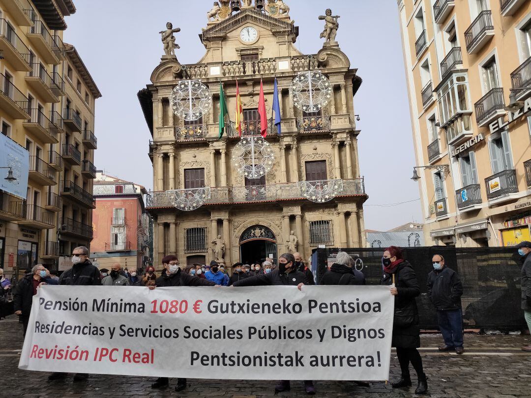 Pensionistas protestan frente al Ayuntamiento de Pamplona.