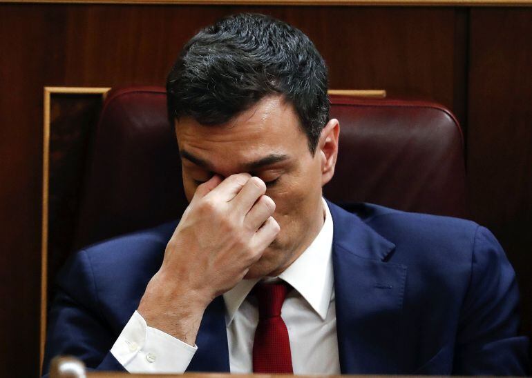 El secretario general del PSOE, Pedro Sánchez, en su escaño durante la  la segunda jornada del debate de su investidura que se celebró el viernes en el Congreso