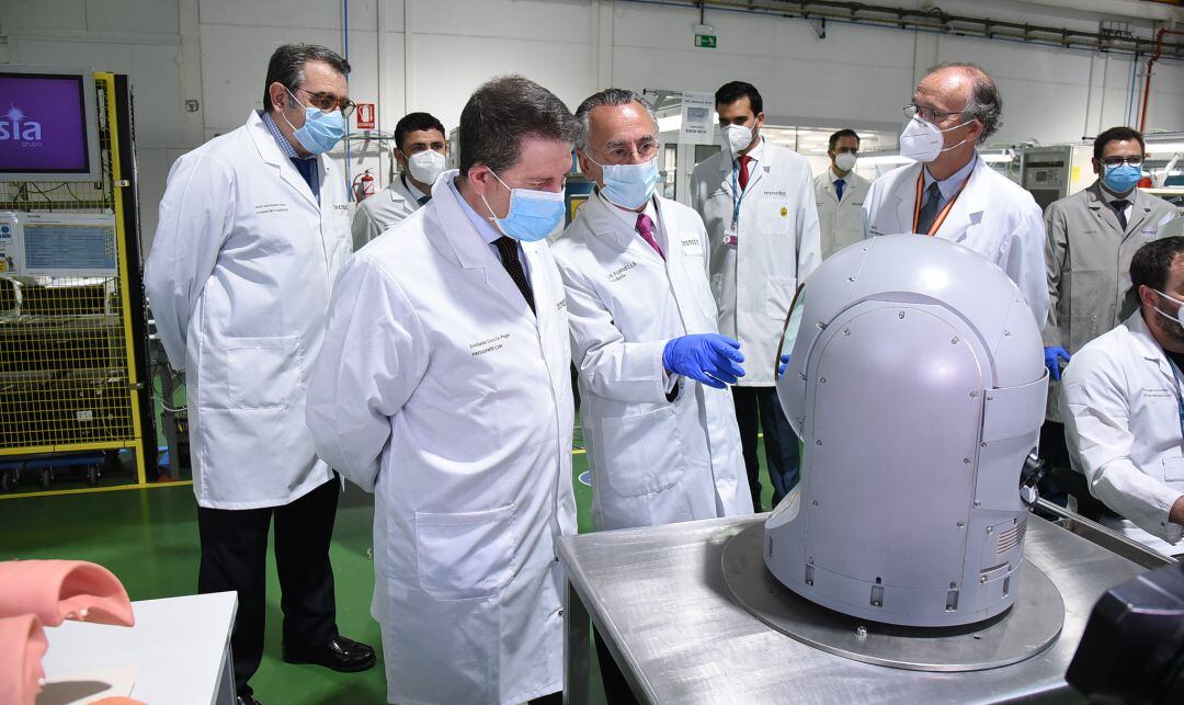 El presidente de Castilla-La Mancha, Emiliano García-Page, junto a varios de sus consejeros, durante la visita a las instalaciones de Tecnobit en Valdepeñas (Ciudad Real) 