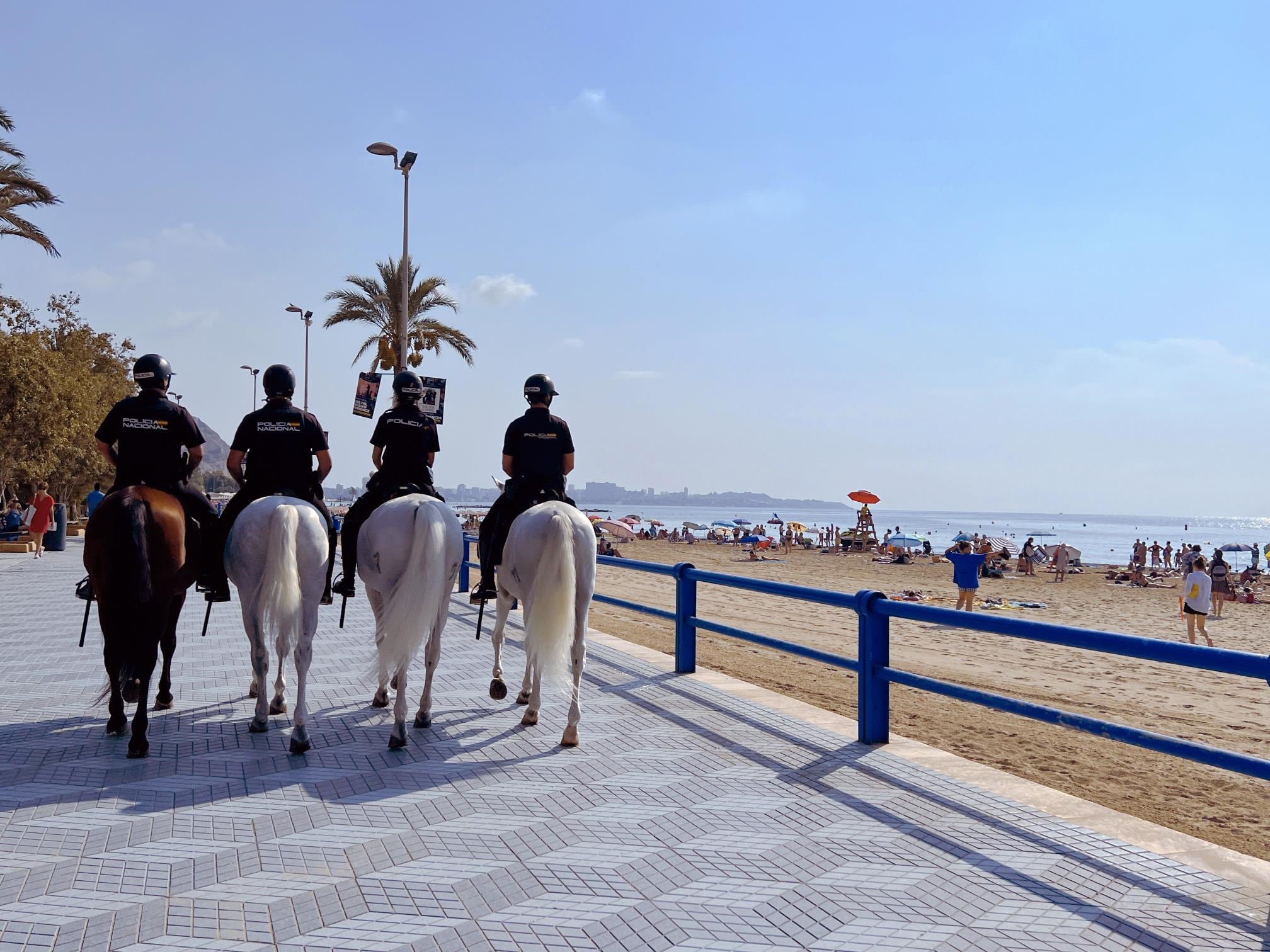 Patrullas de caballería en la Playa del Postiguet