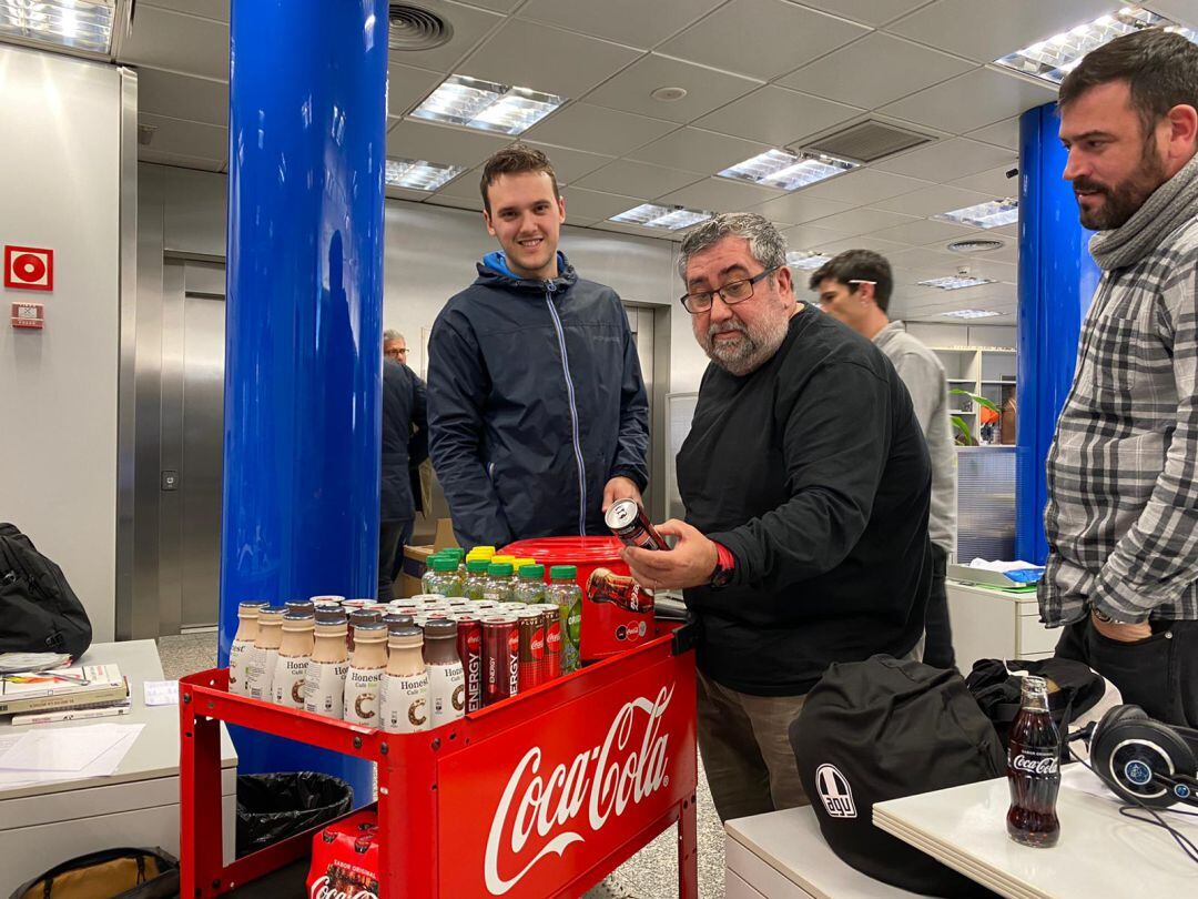 Xavier Saisó amb una de les begudes energètiques de Coca-Cola