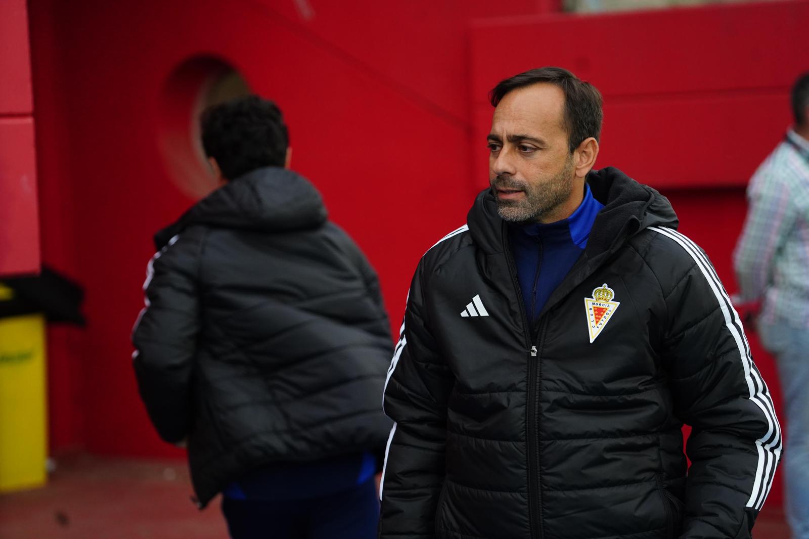 El entrenador del Real Murcia, Fran Fernández, en Algeciras.