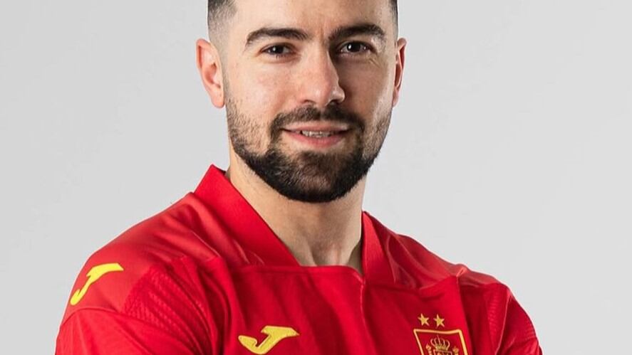 Chino posa con la camiseta de la selección española