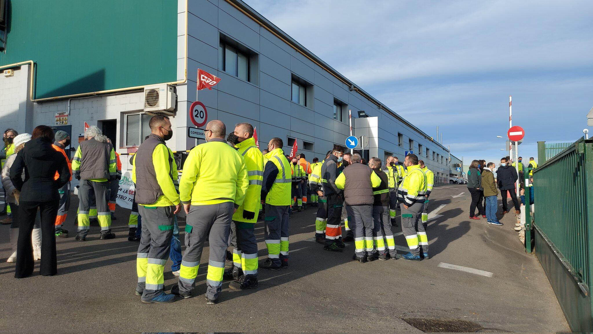 Los trabajadores continúan recibiendo apoyos de grupos políticos y sindicales del sur de Madrid