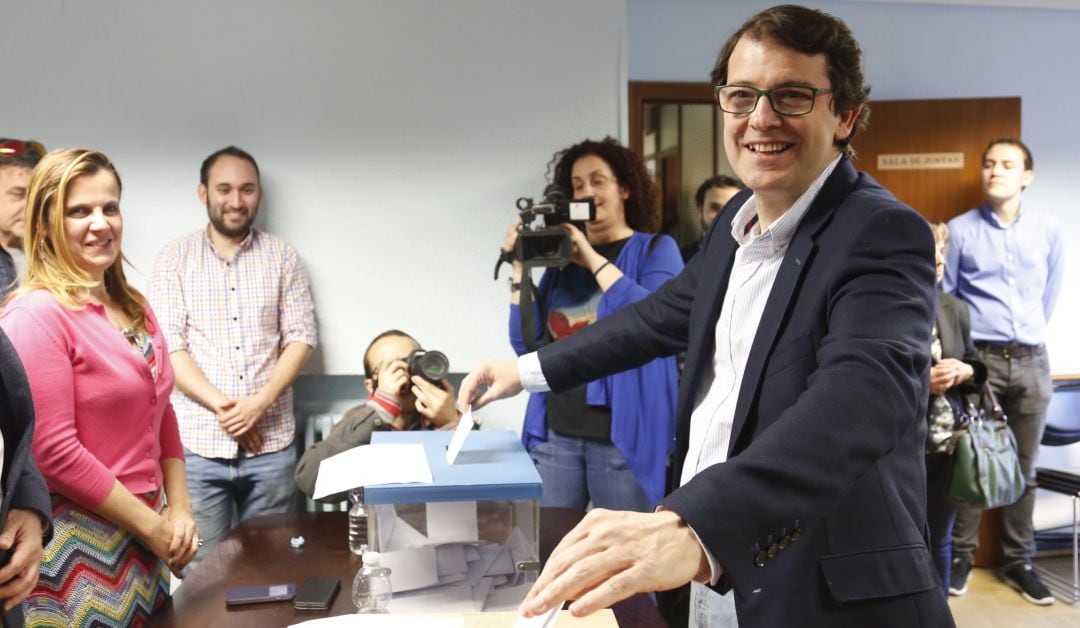 Mañueco vota en las primarias del PP de Castilla y León, celebradas en 2017
