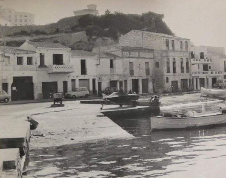 Un indret on molta gent de Maó baixava per nedar o per creuar cap a s&#039;altre banda del port.