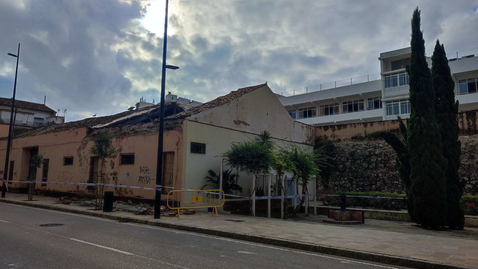 Nave situada en la calle Alzira en la cual se ha caído el techo.