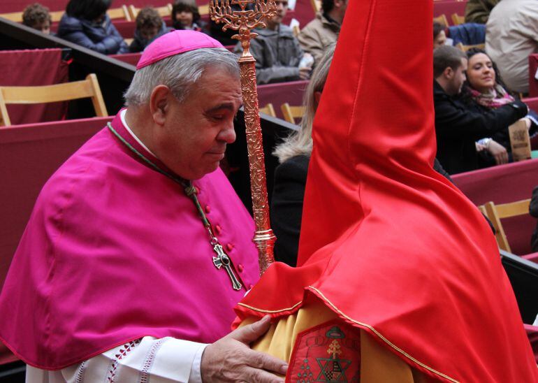 El Arzobispo de Granada, Francisco Javier Martínez, recibiendo a la hermandad de los Gitanos el Miércoles Santo