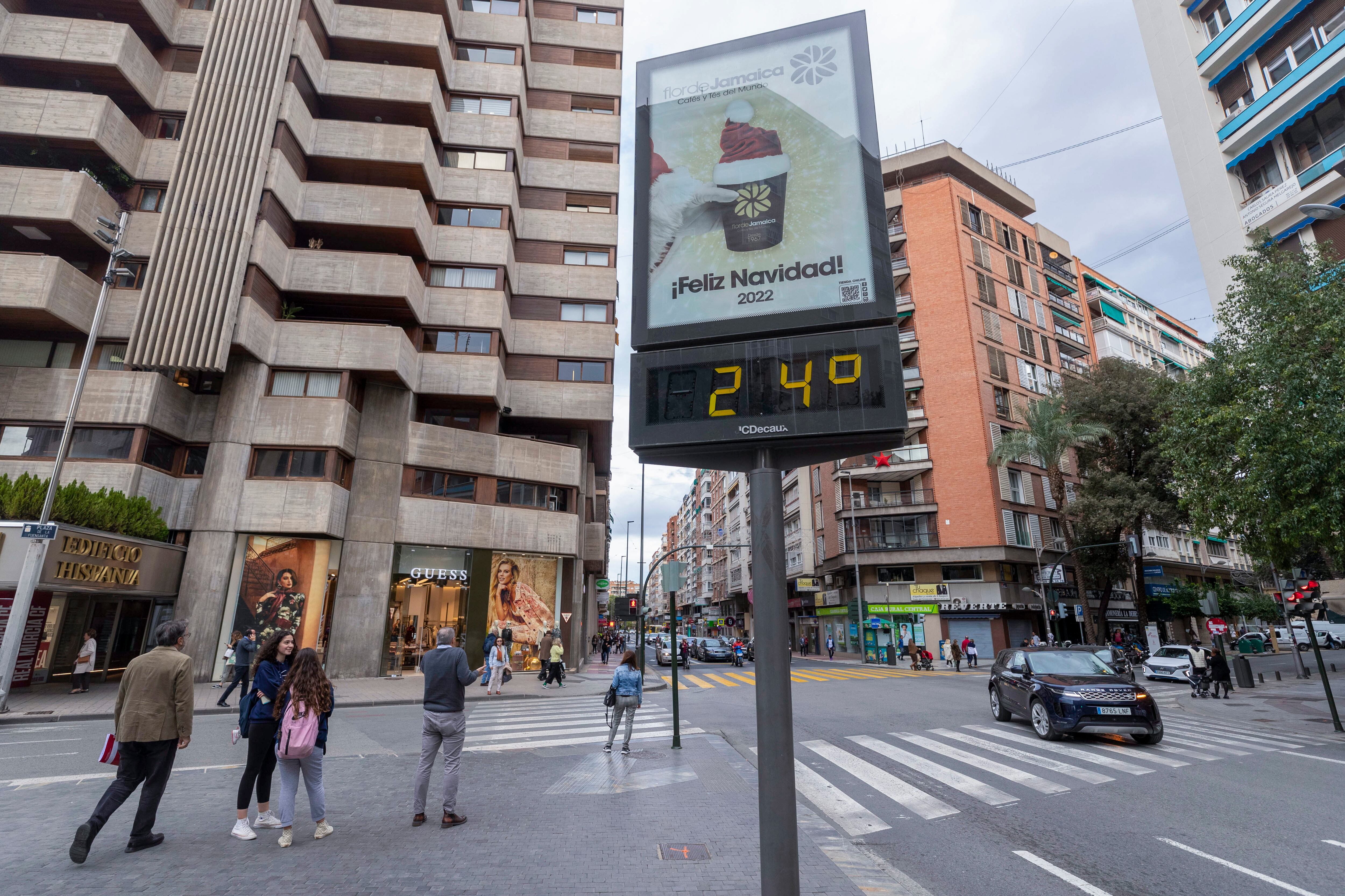 MURCIA, 13/12/2022.- Termómetro situado en la Gran Vía de Murcia marca 24 grados este martes. El cielo estará este martes nuboso o cubierto en la comunidad murciana, con lluvias en general débiles, poco probables en el litoral, según la Agencia Estatal de Meteorología, las temperaturas mínimas en ascenso generalizado y máximas sin cambios o en ascenso.EFE/Marcial Guillén
