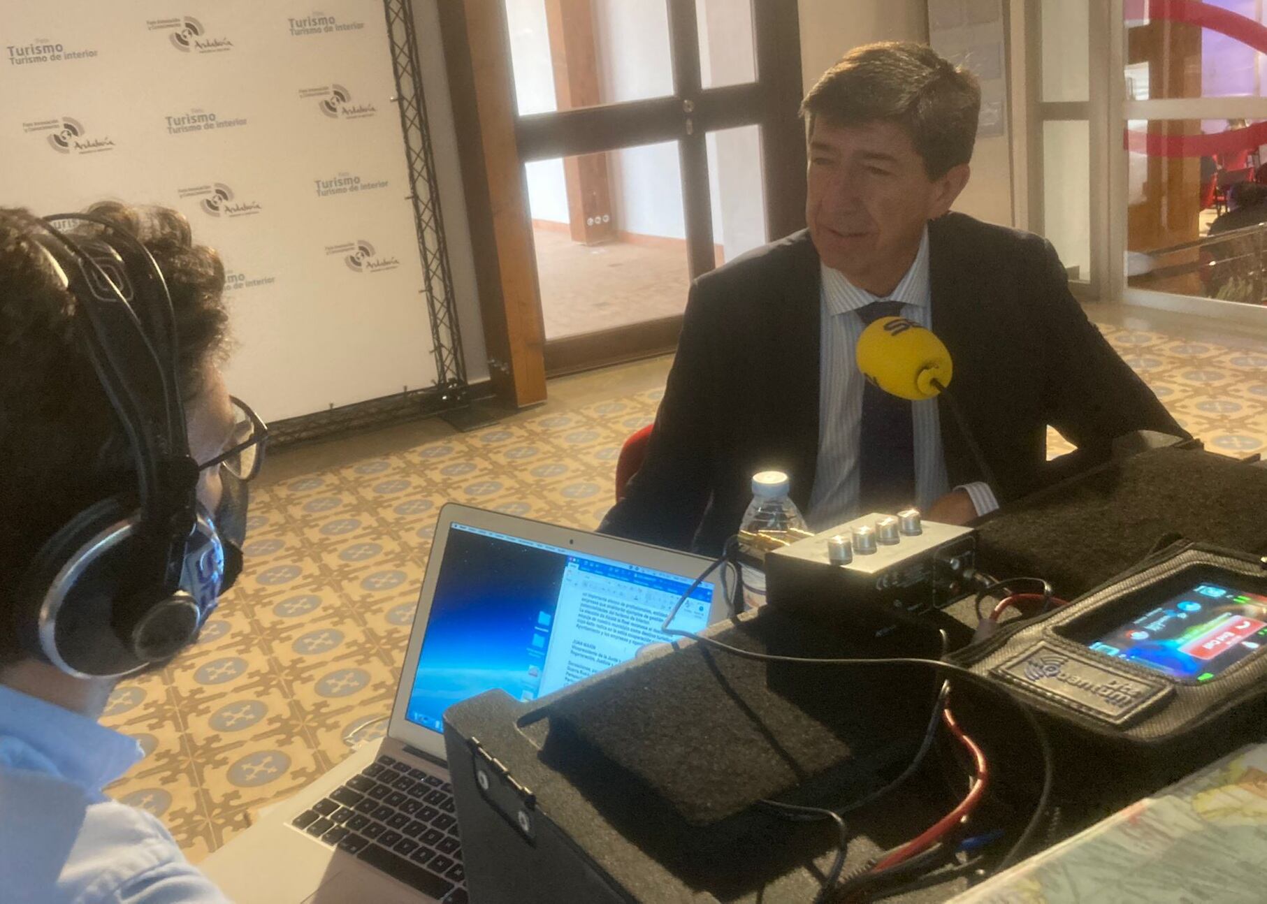 El consejero de Turismo, Juan Marín, en un momento de la entrevista para el programa 'Hoy por Hoy Jaén'.