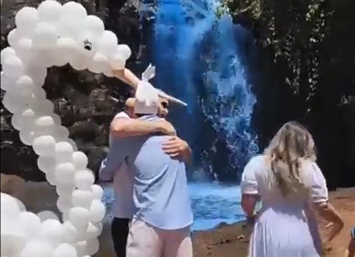 Una pareja tiñe una cascada en Brasil para revelar el sexo de su bebé.