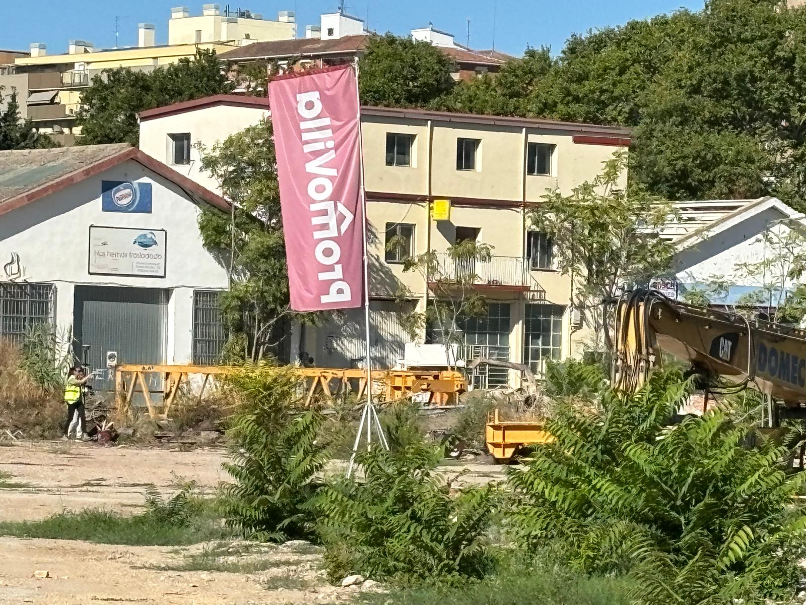 Trabajadores llevando a cabo labores iniciales de lo que será la urbanizacón del solar de las Harineras