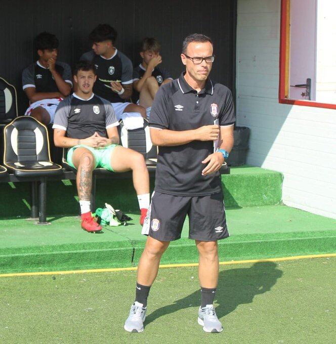 Miguel de la Fuente dirigiendo al Real Ávila en un partido de liga