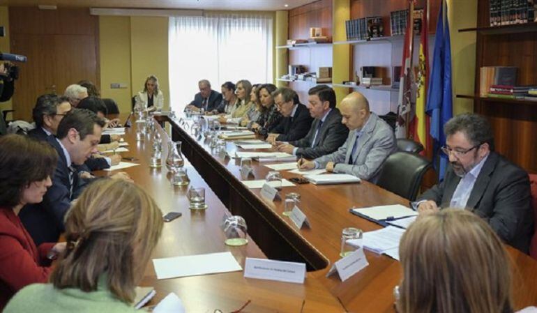 Imagen de archivo de la reunión convocada por Santiago-Juárez para informar a los pueblos de más de 20.000 habitantes de las ayudas al fomento de mancomunidades