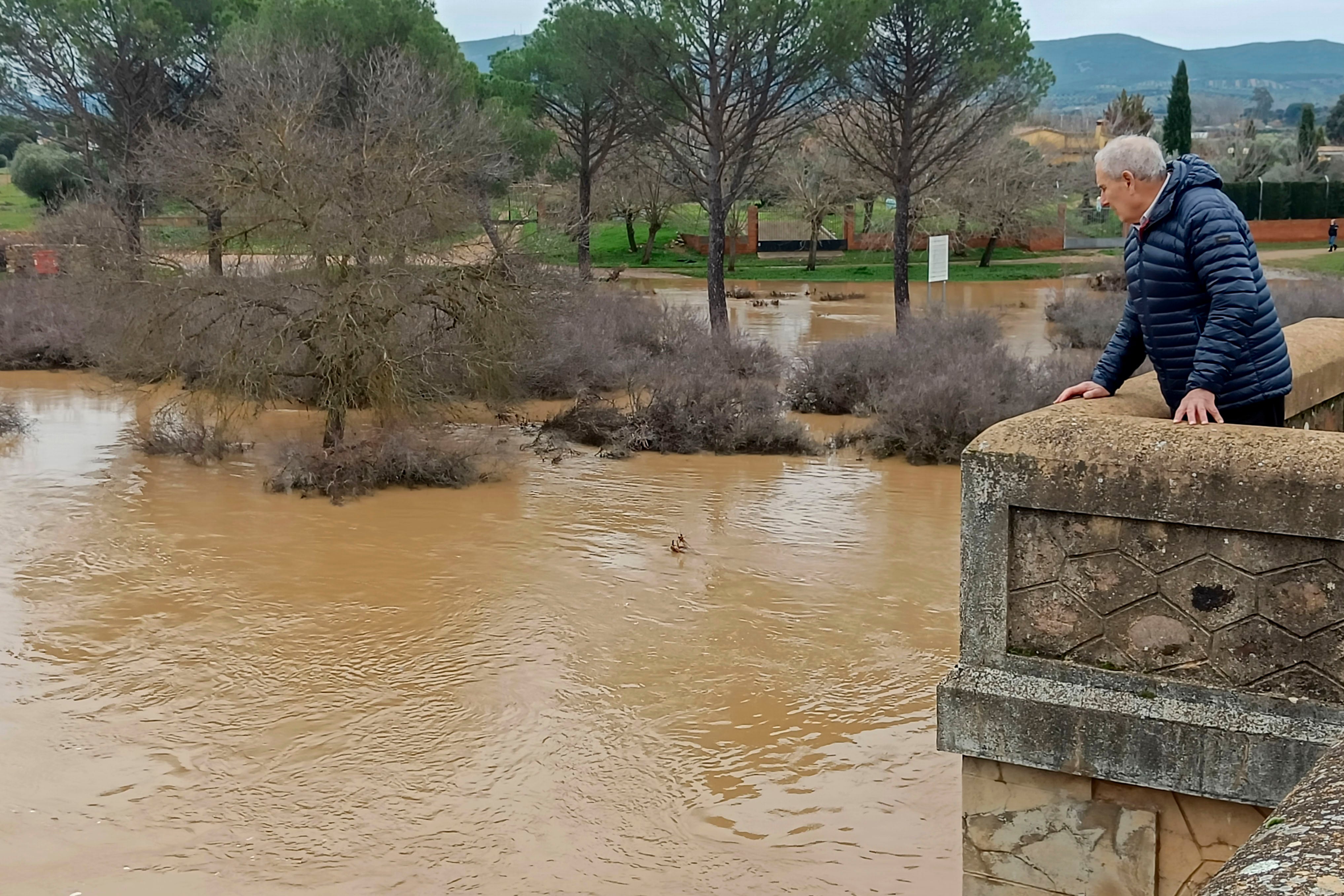 GRAF8403. PIEDRABUENA (CIUDAD REAL), 20/01/2024.- Un hombre observa la crecida del río Bullaque a su paso por Piedrabuena (Ciudad Real). Las lluvias que han dejado a su paso los frentes asociados a las borrascas Hipólito, Irene y Juan han provocado la crecida de los ríos Bullaque y Guadiana en Ciudad Real, que en el caso del primero ha alcanzado este sábado su máximo nivel, mientras que el Guadiana se prevé que ocurra en las próximas horas.EFE/Beldad
