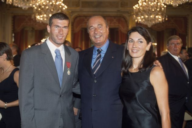 Jacques Chirac, junto a Zidane y su mujer en la entrega de la Legión de Honor al entonces futbolista francés