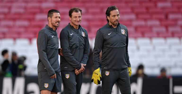 Juan Vizcaíno (en el centro) con Simeone y el entrenador de porteros, Pablo Bercellone