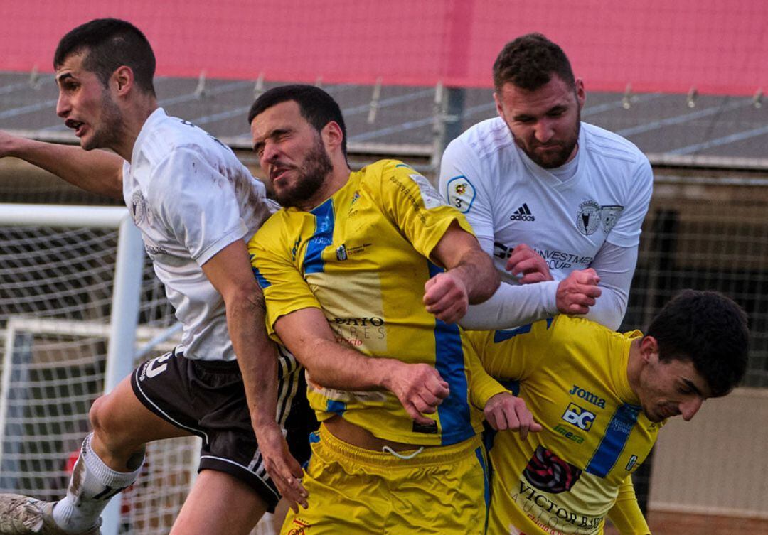 El delantero de la Arandina Rashiti (a la izquierda de amarillo) y su compañero, Koke, durante una acción de juego ante el Burgos CF Promesas.