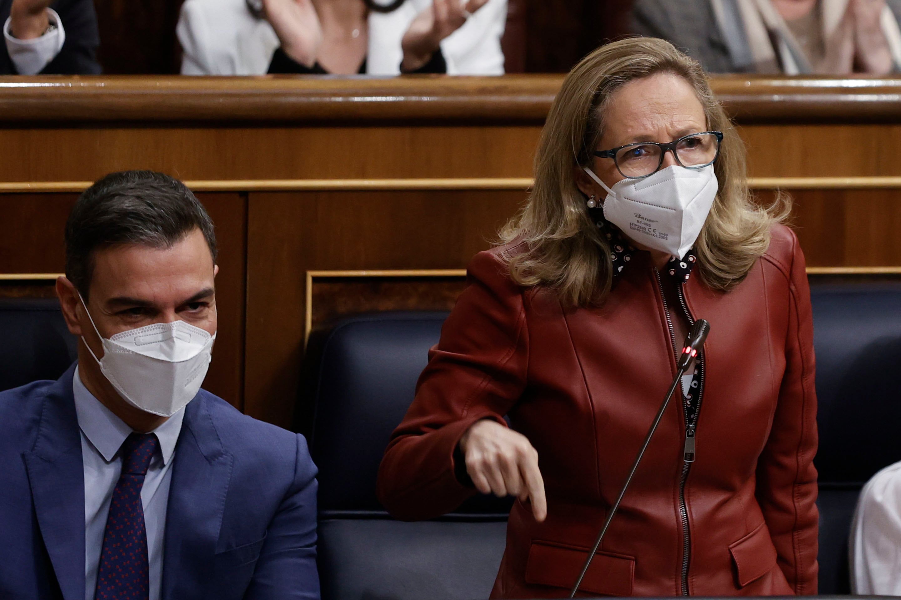 La vicepresidenta primera y ministra de Asuntos Económicos, Nadia Calviño (i), junto con el presidente de Gobierno, Pedro Sánchez (i) durante la sesión de control al Gobierno, este miércoles, en el Congreso de los Diputados.