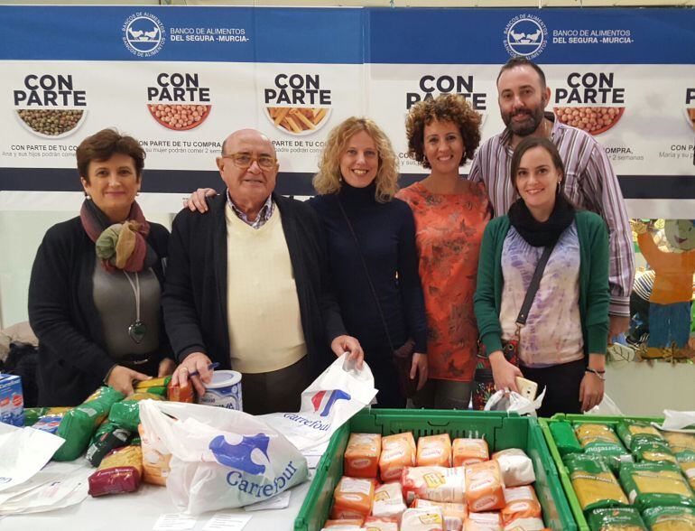 Un grupo de voluntarios trabaja en la campaña de recogida de alimentos celebrada el pasado mes de noviembre