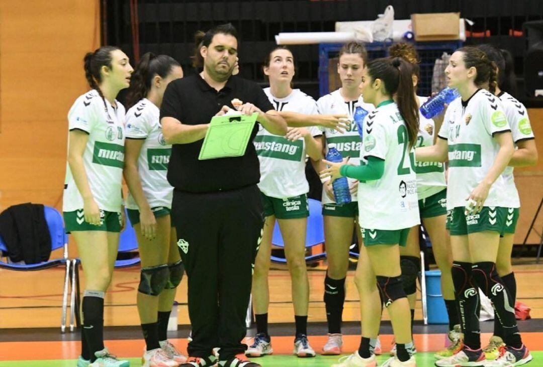 El técnico del Mustang, Joaquín Rocamora, da instrucciones a sus jugadoras