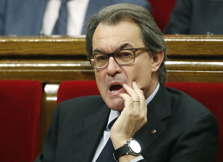 El presidente de la Generalitat en funciones, Artur Mas, durante el pleno del Parlament de Cataluña en el que se ha aprobado la resolución conjunta de Junts pel Sí y la CUP. 