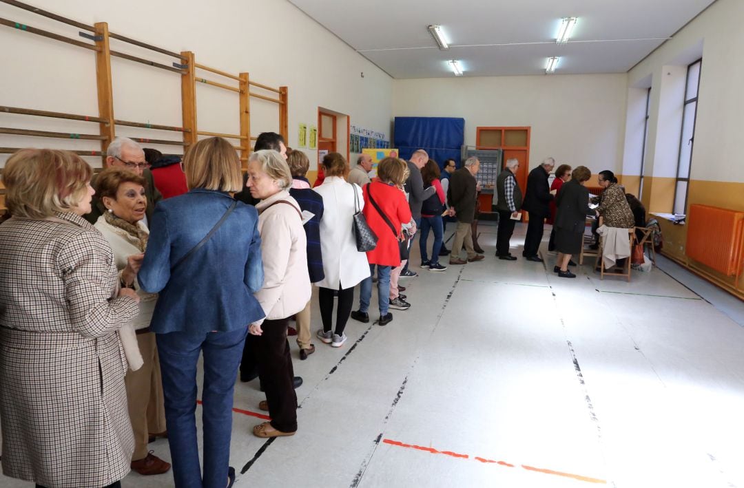 Largas colas para votar en los colegios electorales de Valladolid