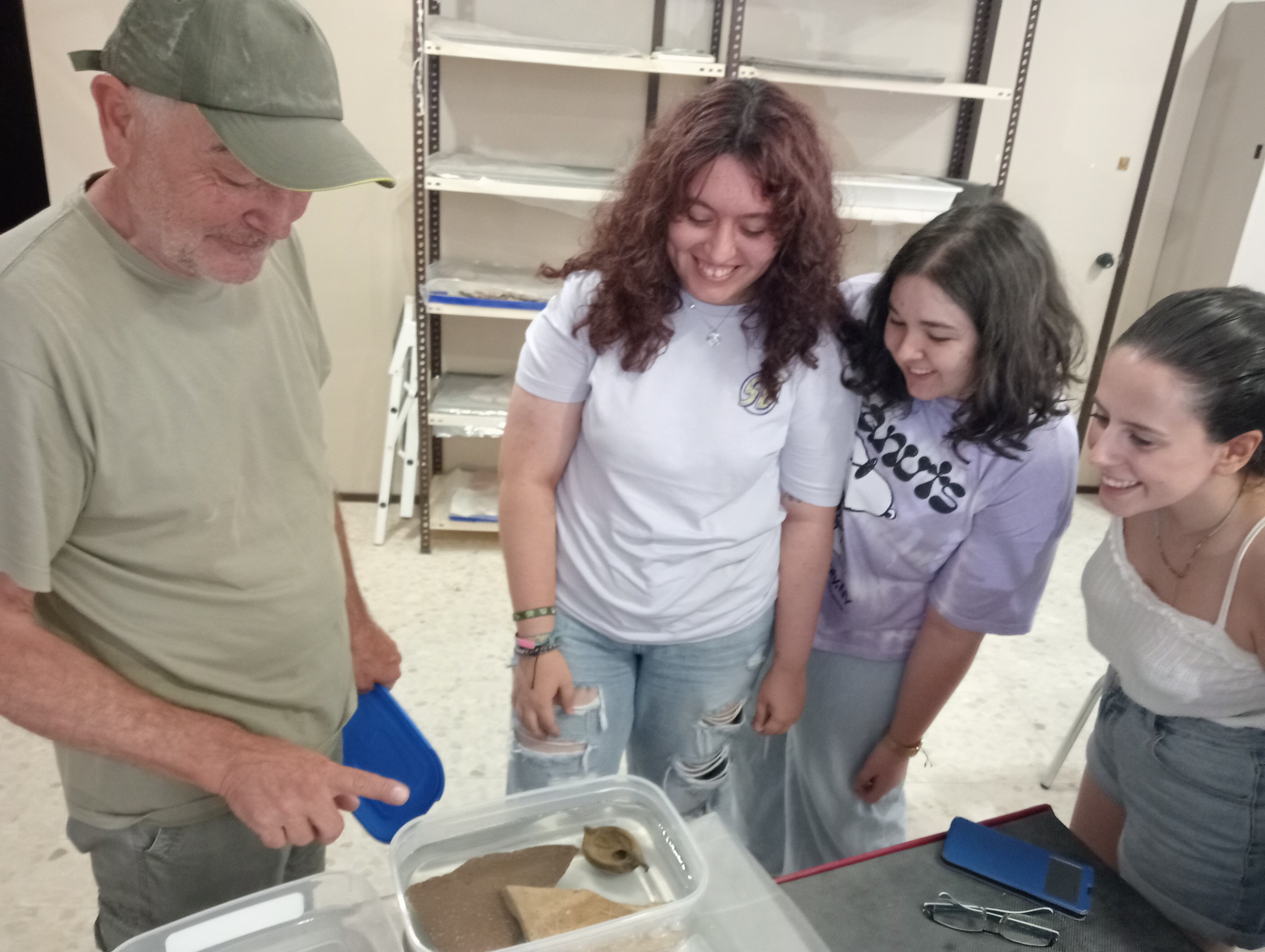 Voluntarias junto al director del Conjunto Arqueológico de Cástulo, Marcelo Castro.