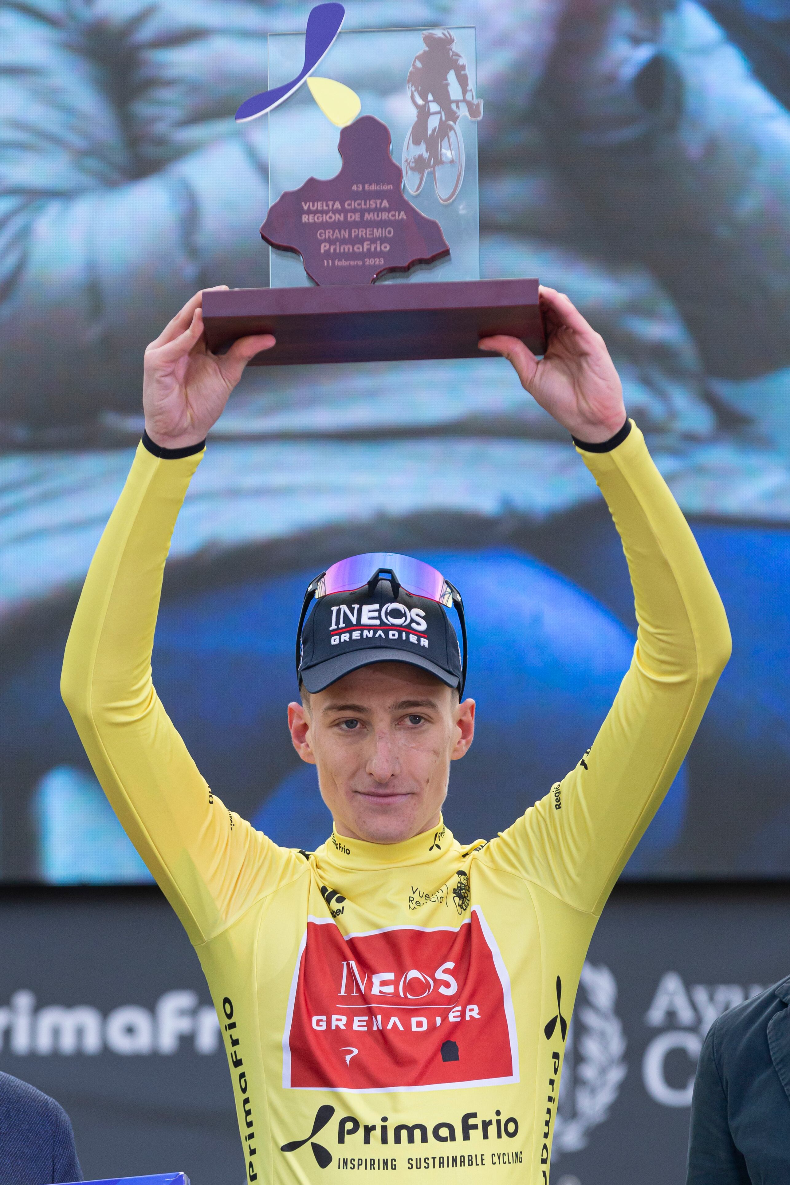 CARTAGENA, 11/02/2023.- El ciclista británico Ben Turner del equipo Ineos Grenadiers levanta el trofeo de ganador de la 43 edición de la Vuelta Ciclista a Murcia, este sábado en el Auditorio Paco Martín de Cartagena. EFE/Marcial Guillén
