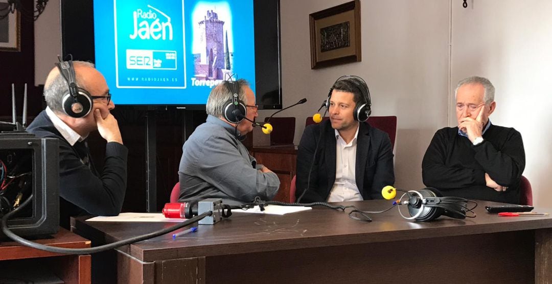 Manuel Miguel Cruz (segundo por la izqda) entrevista al actual alcalde de Torreperogil, José Ruiz.