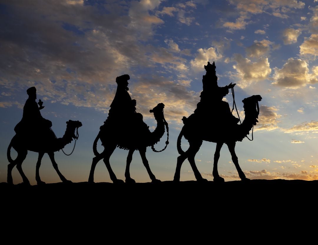 Los tres Reyes Magos en sus camellos.