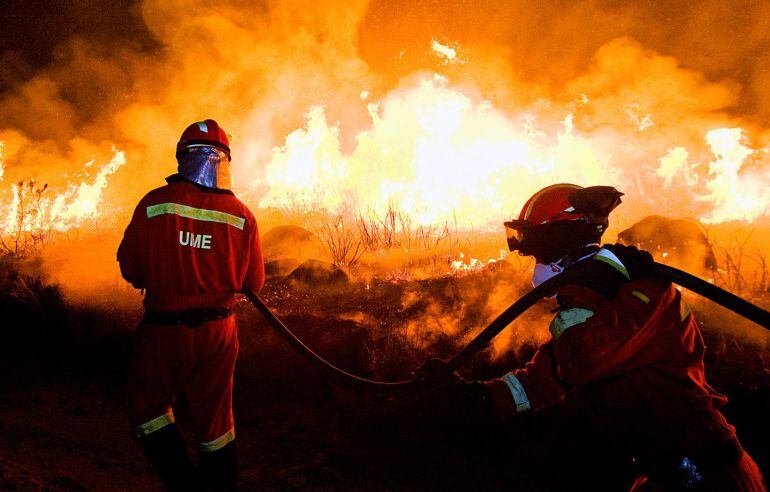 Efectivos de la Unidad militar de emergencias luchando contra un fuego.