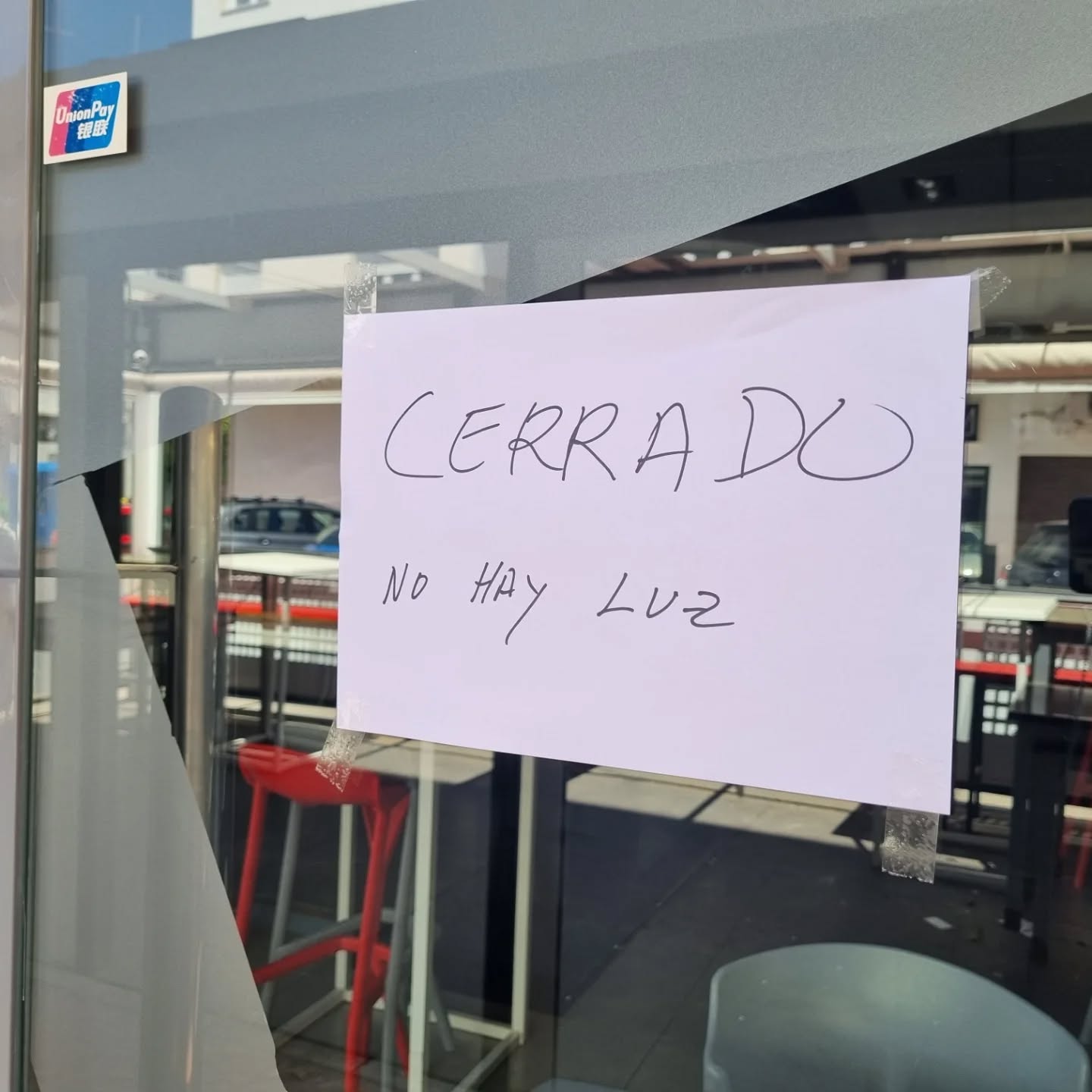 Cartel en un establecimiento comercial del centro de la ciudad del Tajo anunciado el cierre del establecimiento por la ausencia de electricidad