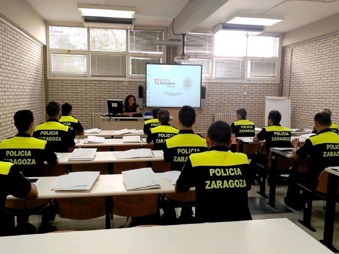 Los 17 nuevos policías en formación son hombres