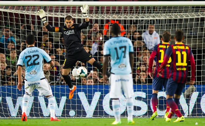 El guardameta del F.C. Barcelona se ha lesionado gravemente en su rodilla derecha al intentar atajar un libre directo en el partido de Liga del Camp Nou ante el Celta.