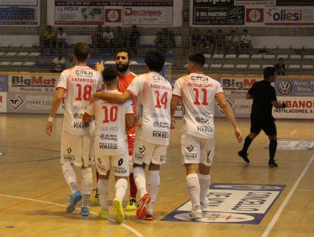 Los jugadors del Noia celebran uno de los goles marcados al Cidade de Narón