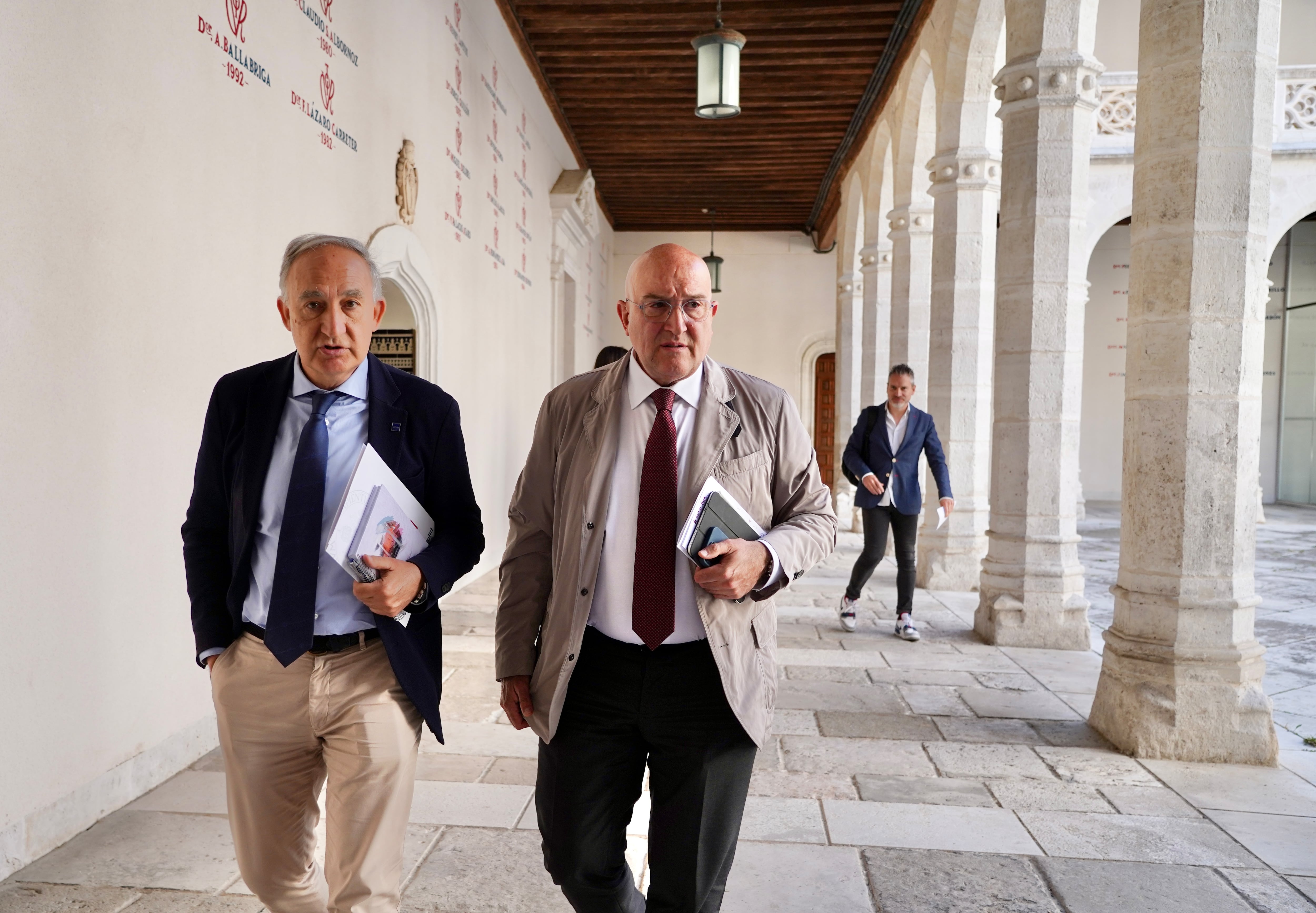 El alcalde de Valladolid, Jesús Julio Carnero, y el rector de la Universidad de Valladolid, Antonio Largo, informan sobre diferentes proyectos de colaboración.