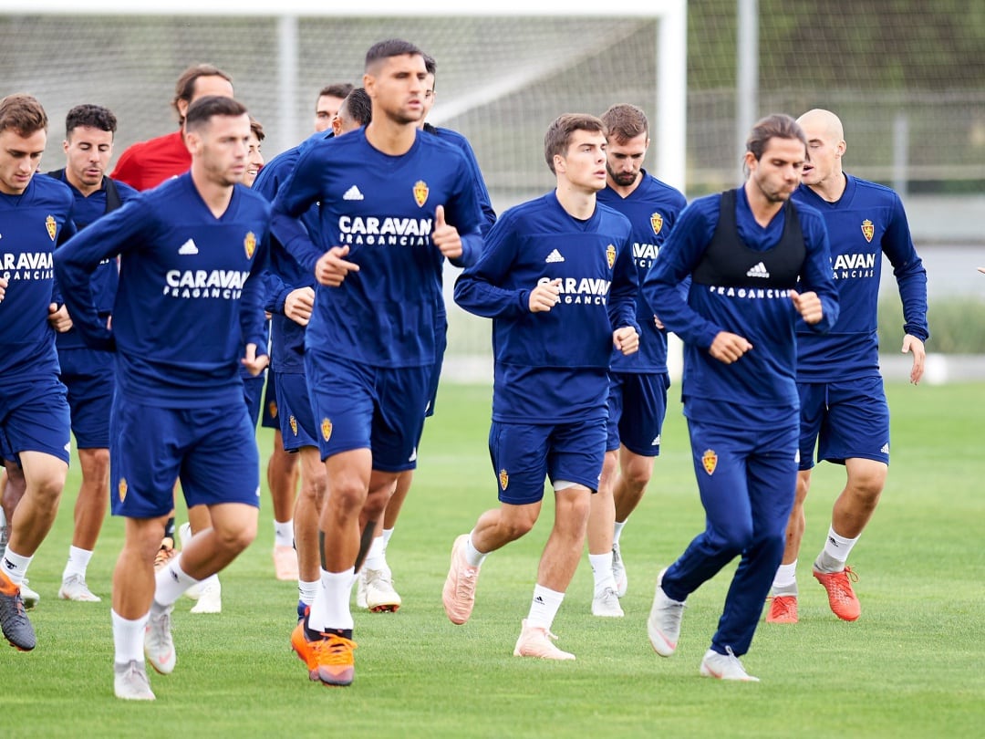 La plantilla, durante un entrenamiento, busca un triunfo que dé oxígeno