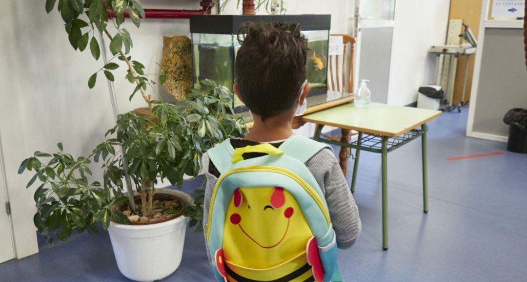 Alumno en el aula de un colegio