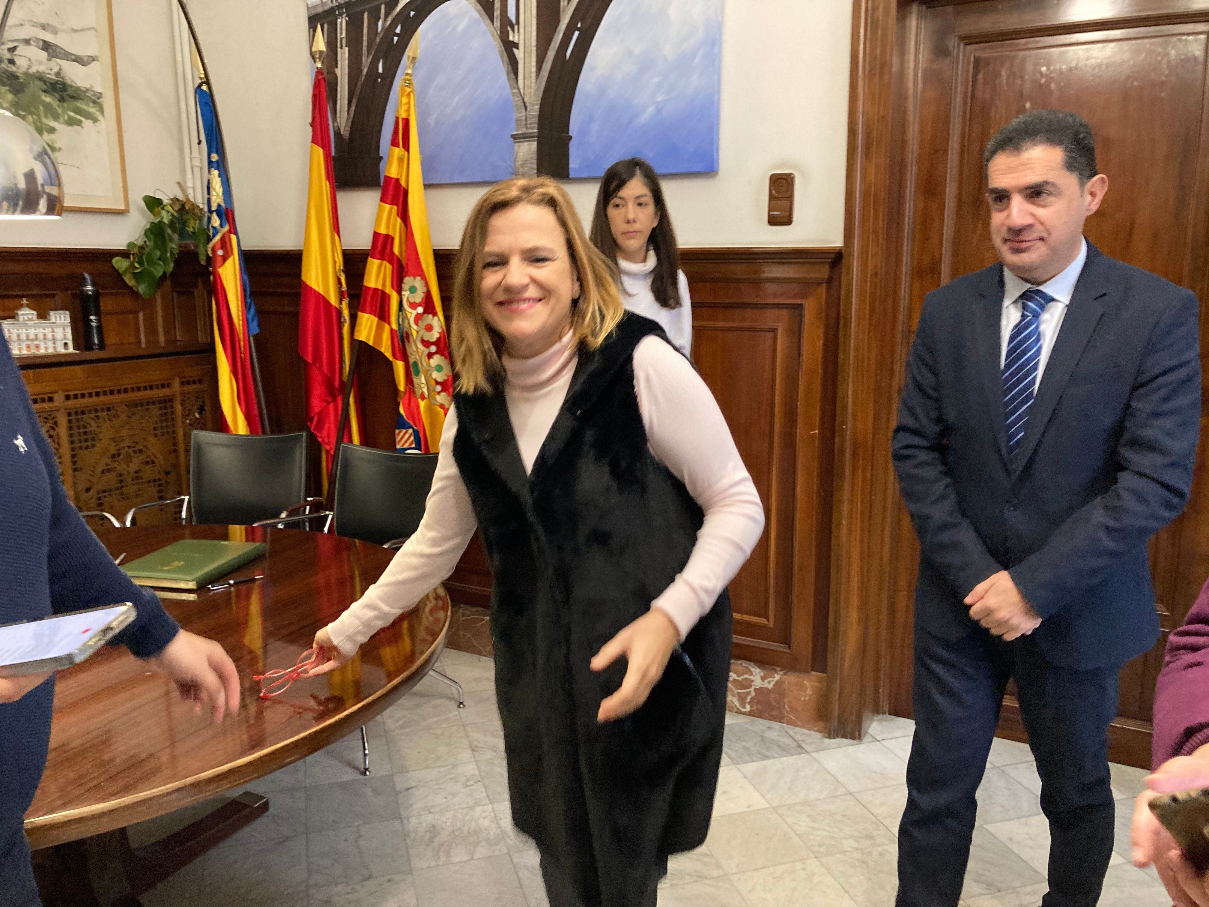Pilar Bernabé tras firmar en el Libro de Oro del Ayuntamiento de Alcoy