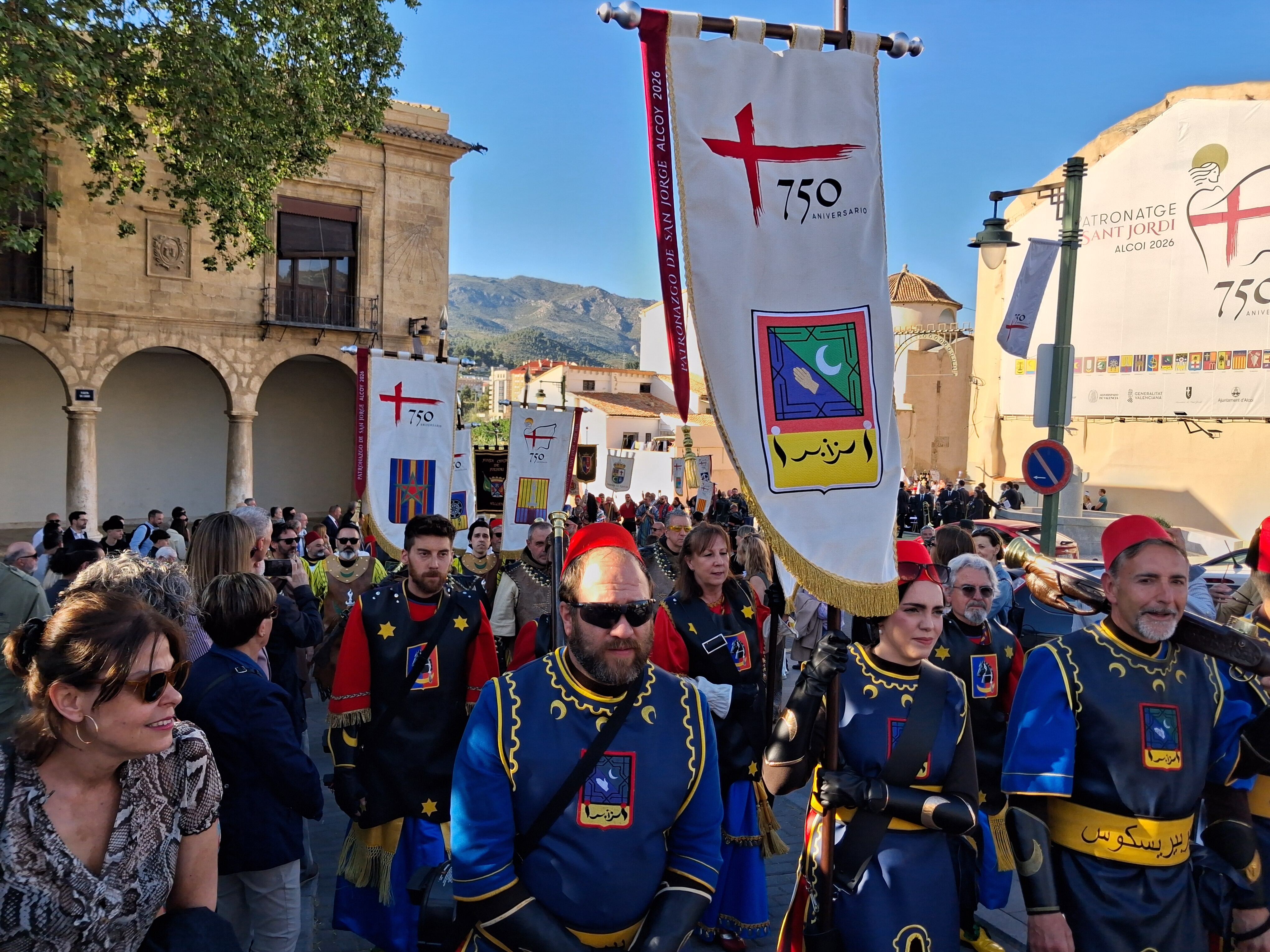 Los Berberiscos, Realistas, Marrakesch y Abencerrajes durante el desfile para subir hasta la Font Redona.